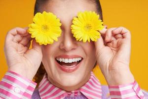 studio scatti di donna al di sopra di giallo sfondo Pasqua stile foto