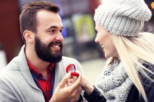 adulto uomo dando Fidanzamento squillare per bellissimo donna foto