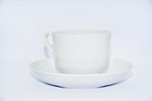 tè coppia su un' bianca sfondo. porcellana servizio avvicinamento. un' tazza di tè e piattino. foto