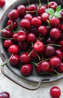 frutta fresca di ciliegie rosse foto