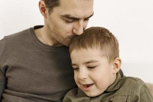 ritratto di padre e figlio. papà gli amori il suo ragazzo. positivo famiglia relazione. giovane attraente uomo e il suo poco ragazzo la spesa tempo insieme. rispetto e sostegno, essere un' bene esempio. Il padre di giorno. foto