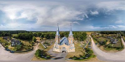 pieno hdri 360 panorama aereo Visualizza di neo Gotico tempio o cattolico Chiesa nel campagna nel equirettangolare proiezione con zenit e nadir. vr ar soddisfare foto