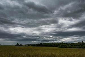 panorama di sfondo nero cielo con nuvole temporalesche. fronte di tuono foto
