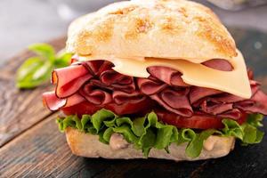 salutare e Riempimento arrosto di manzo Sandwich foto