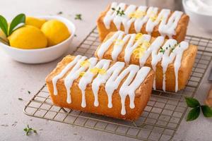 classico Limone libbra torta con in polvere zucchero Smalto gocciolante al di sopra di foto