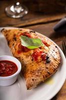 tradizionale italiano formaggio Calzone con marinara salsa foto