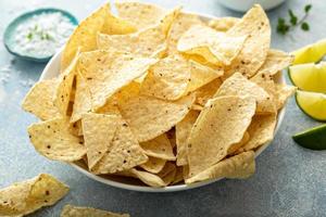 Mais tortilla patatine fritte nel un' ciotola foto