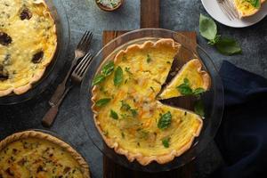 quiche lorraine con prosciutto e formaggio foto