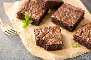 appena al forno brownies su un' pergamena carta foto