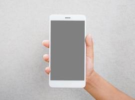 umano mano Tenere vuoto schermo inteligente Telefono isolato su bianca sfondo. foto