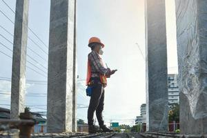 lavoratore engenere costruzione processi e assunzione Appunti. tiro di un' contraente Riempimento su lavoro d'ufficio a un' costruzione luogo. foto