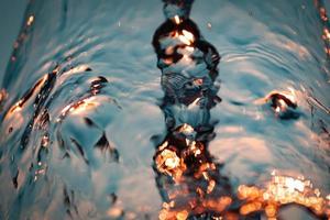 astratto acqua sfondo. struttura di acqua onde di un' grande Fontana foto