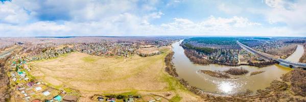 paesaggio di fiume, spiaggia e foresta, villaggio con piccolo case e strada. superiore Visualizza di bellissimo natura struttura a partire dal fuco foto