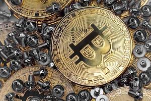 vicino su di d'oro bitcoin con metallo vite. simbolo di digitale i soldi moneta. oro metallo monete. virtuale criptovaluta. elettronico bancario. attività commerciale investimento e tecnologia concetto foto