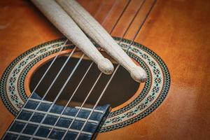 tamburo bastoni su chitarra stringhe foto