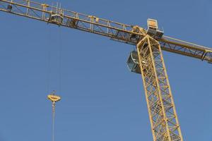 blu cielo e giallo costruzione attrezzatura foto