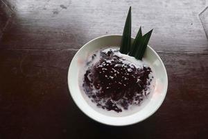 nero appiccicoso riso porridge nel un' ciotola. bubur ketan hitam foto