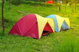 tenda o cupola tenda campeggio nel montagna prati nel il mattina. campo foto