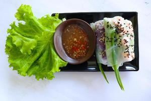 vai cuon è un' tradizionale primavera rotolo a partire dal Vietnam , vietnamita cibo, fatto a partire dal carne, gamberetto, la verdura, vermicelli, avvolto nel riso carta o banh trang. servito con salsa foto