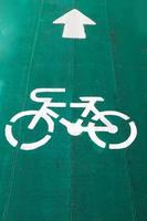 bicicletta sentiero o bicicletta segni su il strada foto
