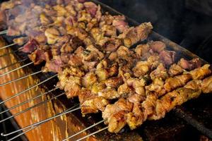 saziare klatak o saziare kambing o satay capra, agnello, agnello o carne capra satay con carbone ingrediente su rosso fuoco grigliate di le persone, Indonesia cucinando satay. con selettivo messa a fuoco foto