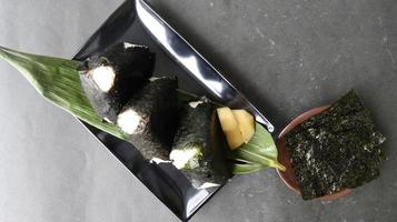 onigiri è giapponese cibo, giapponese riso sfera, riso triangolo con alga marina, nemmeno io isolato su con sfondo foto