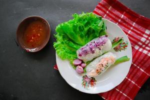 vai cuon è un' tradizionale primavera rotolo a partire dal Vietnam , vietnamita cibo, fatto a partire dal carne, gamberetto, la verdura, vermicelli, avvolto nel riso carta o banh trang. servito con salsa foto