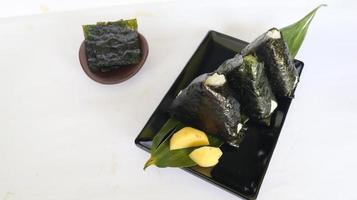 onigiri è giapponese cibo, giapponese riso sfera, riso triangolo con alga marina, nemmeno io isolato su con sfondo foto