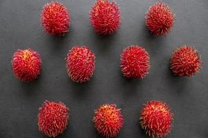 rambutan, dolce rosso rambutan frutta isolato su nero sfondo foto