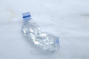 impostato di acqua plastica bottiglia. isolato su bianca sfondo. Usato plastica bottiglie foto
