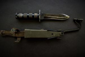 buio nero militare coltello su nero sfondo foto