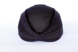 blangkon hitam o nero blangkon un' tradizionale cappello giavanese uomini. isolato su bianca sfondo foto