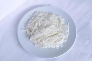 bihun o vermicelli o riso tagliatelle o angelo capelli servito su piatto isolato su nero sfondo foto