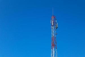 comunicazione Torre. telco traliccio per 3g 4g 5g apocalisse Internet comunicazione, mobile, fm Radio e televisione emittente su aria con blu cielo nel sfondo foto