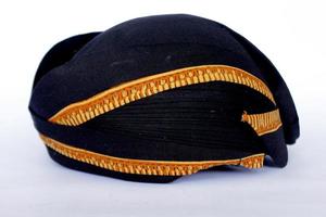 blangkon hitam o nero blangkon un' tradizionale cappello giavanese uomini. isolato su bianca sfondo foto