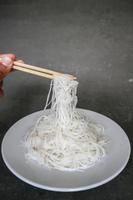 bihun o vermicelli o riso tagliatelle o angelo capelli isolato su nero sfondo foto