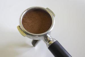 Porta filtro con terra caffè e caffè fagiolo isolato a partire dal un' bianca sfondo foto