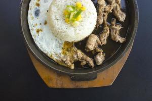 prima colazione con Riso, fritte uovo e carne o Manzo con contorno Mais e Porro vicino su caldo piatto isolato su bianca sfondo foto