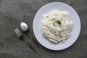 bihun o vermicelli o riso tagliatelle o angelo capelli servito su piatto isolato su nero sfondo foto