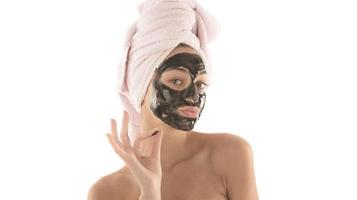 bellissimo ragazza con nero facciale cosmetico maschera. bellezza concetto. isolato foto