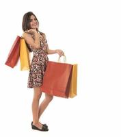 giovane moderno bellissimo donna con un' lotto di shopping borse foto