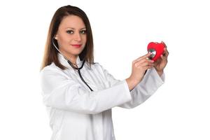 cardio cuore chirurgo mani Tenere rosso cuore forma su bianca sfondo foto