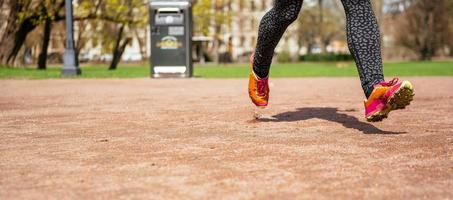 sconosciuto persone in esecuzione nel il parco. jogging concetto foto