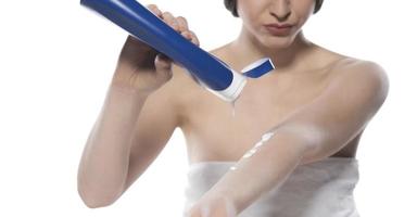 bellissimo spellato donna l'applicazione idratante crema foto