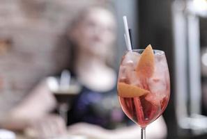giovane donna potabile cocktail a bar contatore. foto