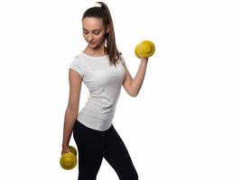 determinato donna perdente peso e esercizio con manubri foto