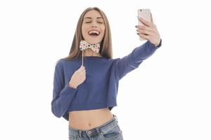 bellezza divertente adolescenziale ragazza fabbricazione autoscatto con sua cellulare foto