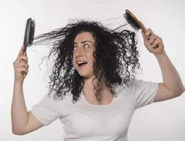 bellissimo femmina con pettine incollato nel Riccio capelli foto