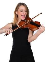 bellissimo naturale biondo ragazza giocando violino. isolato su bianca foto