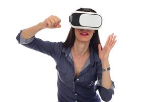 bellissimo donna indossare vr virtuale la realtà cuffia con interfaccia foto